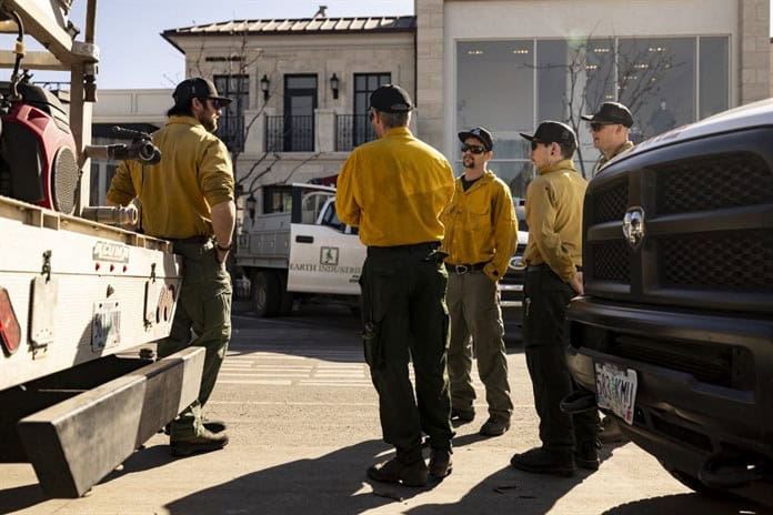 Uso de bomberos privados realza brecha de riqueza en Los Ángeles