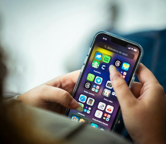 Padres respaldan limitar uso de celulares en preparatorias de la UdeG