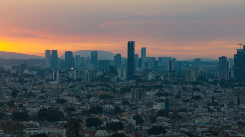 México resiste aranceles de EE. UU., pero la incertidumbre amenaza su economía