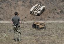 Bajo un cielo surcado de drones, robots ayudan a los médicos militares ucranianos