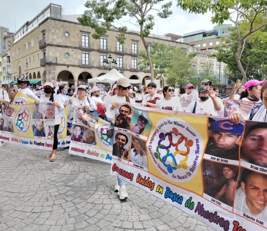 Marchan familias para exigir resultados y denuncian falta de empatía y transparencia