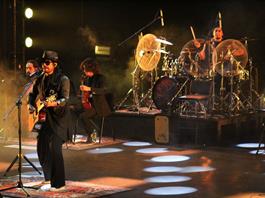 Beto Cuevas ofrece un concierto íntimo en Guadalajara pese a sus problemas de voz