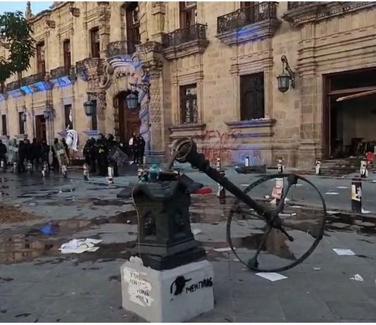 Un total de 16 lesionados y 47 detenidos dejan disturbios en palacio de Gobierno y otros edificios.