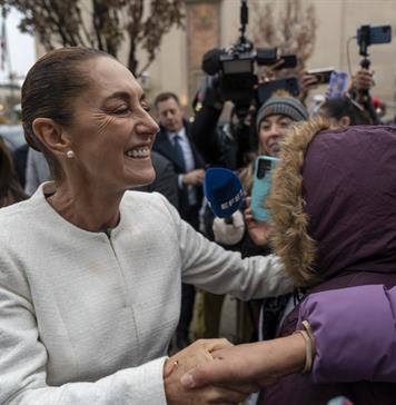 Sheinbaum se reúne con migrantes mexicanos en EE.UU. y pide un buen trato para ellos