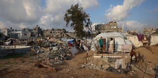 Gazatíes temen tener que desplazarse de nuevo por los bombardeos israelíes Gazatíes temen tener que desplazarse de nuevo por los bombardeos israelíes