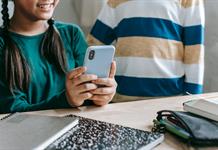 Gobierno federal restringirá uso de celulares y pantallas en primarias y secundarias a partir del 3 de noviembre