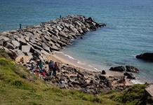 Los pueblos costeros españoles prueban nuevas recetas para salvar sus playas