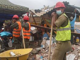 Familiares denuncian bloqueo de maquinaria para rescate en La Guaira
