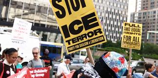 El altar de un mexicano muerto por ICE se llena de pegatinas electorales en Texas (EE.UU.) El altar de un mexicano muerto por ICE se llena de pegatinas electorales en Texas (EE.UU.)