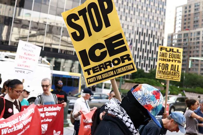 El altar de un mexicano muerto por ICE se llena de pegatinas electorales en Texas (EE.UU.) El altar de un mexicano muerto por ICE se llena de pegatinas electorales en Texas (EE.UU.)