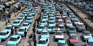 Taxistas afganos desafían al régimen talibán y vuelven a poner música Taxistas afganos desafían al régimen talibán y vuelven a poner música