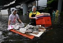 Bangkok se adapta a las inundaciones con mercados flotantes Bangkok se adapta a las inundaciones con mercados flotantes
