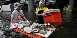 Bangkok se adapta a las inundaciones con mercados flotantes