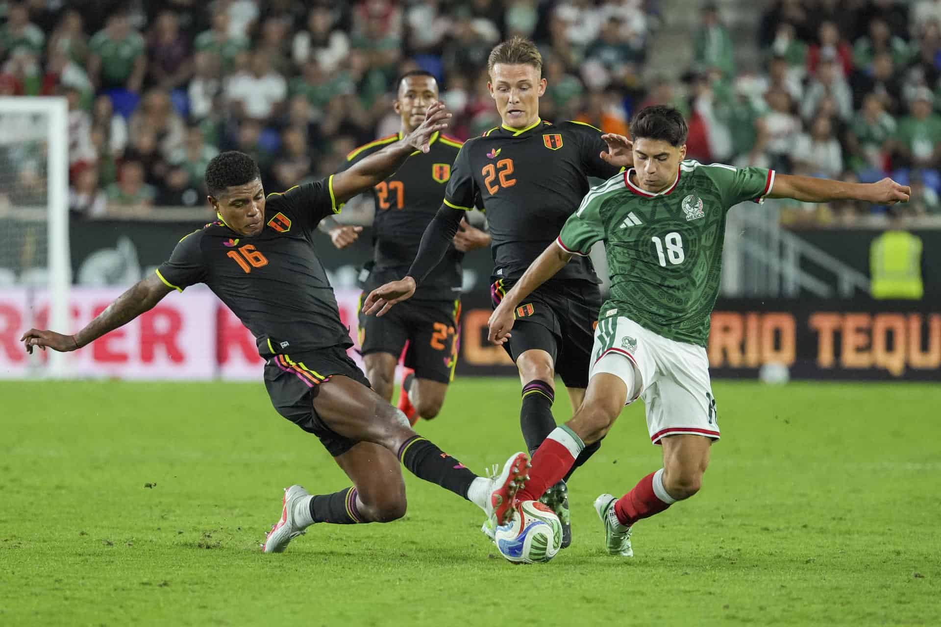 1-1. México y Perú empatan en un intenso partido en Nueva Jersey 1-1. México y Perú empatan en un intenso partido en Nueva Jersey