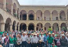 Agaveros advierten que harán una lucha pacífica para que las tequileras les compren su producción Agaveros advierten que harán una lucha pacífica para que las tequileras les compren su producción