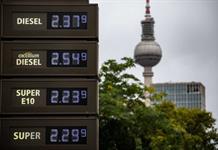 El G7 acuerda liberar hasta 100 millones de barriles de diésel y petróleo para contener los precios