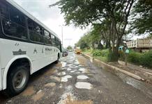 Está destrozada por baches la calle de ingreso a San Martín de las Flores