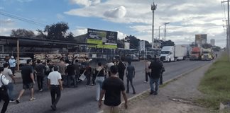Bloquean paso de la L&iacute;nea 1 por agua sucia en El Sauz y Lomas del 4