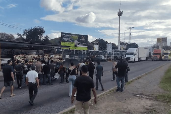 Bloquean paso de la Línea 1 por agua sucia en El Sauz y Lomas del 4 Bloquean paso de la Línea 1 por agua sucia en El Sauz y Lomas del 4