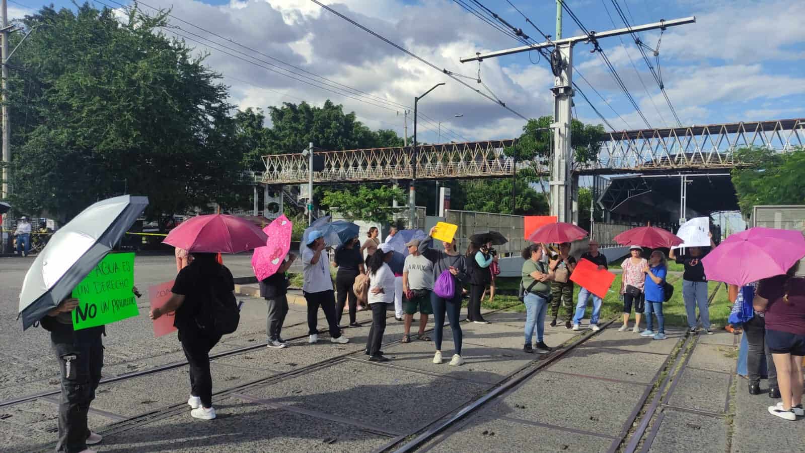 Bloquean avenidas principales en protesta por el agua sucia que llega a la ZMG
