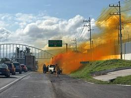 Derrame de ácido clorhídrico provoca cierre en carretera a Chapala Derrame de ácido clorhídrico provoca cierre en carretera a Chapala