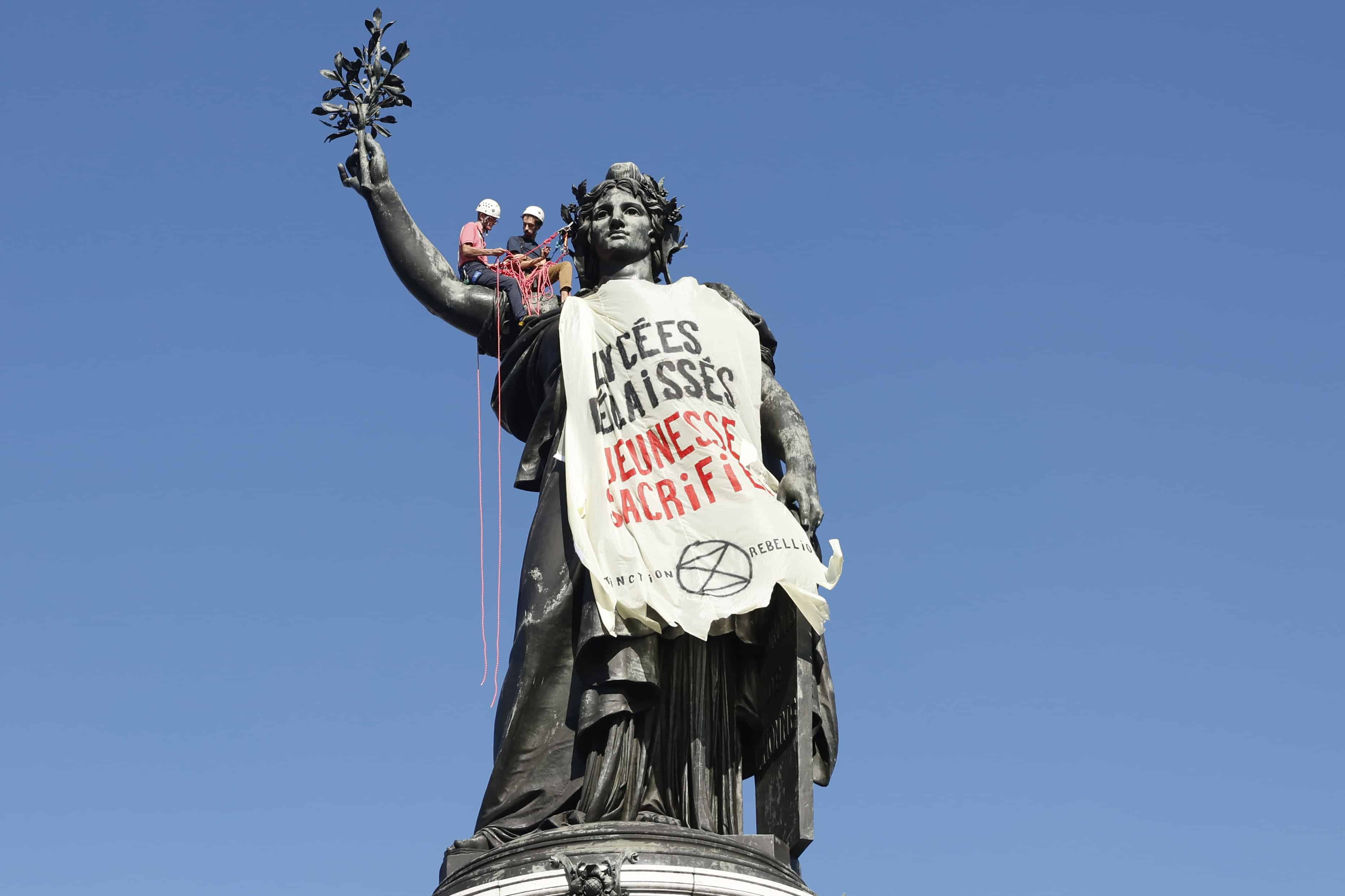 Las protestas estudiantiles acorralan a un Gobierno francés debilitado ante los mercados