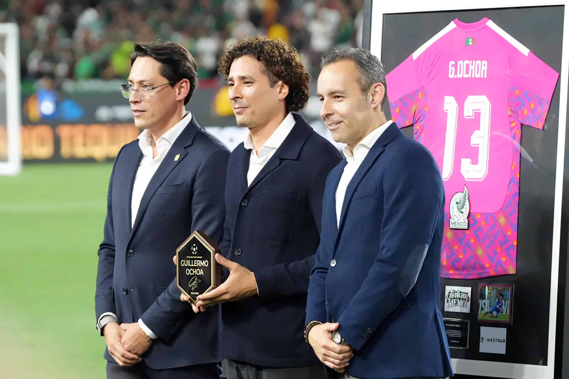Memo Ochoa recibe un homenaje a su carrera en el amistoso México-Chile