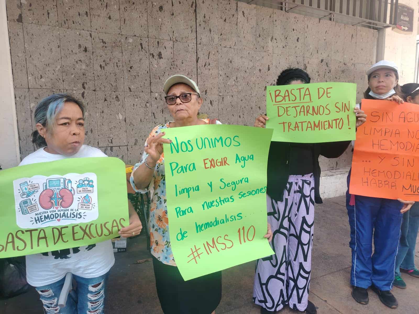 Pacientes renales exigen agua limpia para no perder sus hemodiálisis