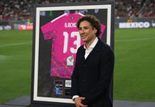Memo Ochoa recibe un homenaje a su carrera en el amistoso México-Chile