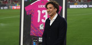 Memo Ochoa recibe un homenaje a su carrera en el amistoso M&eacute;xico-Chile