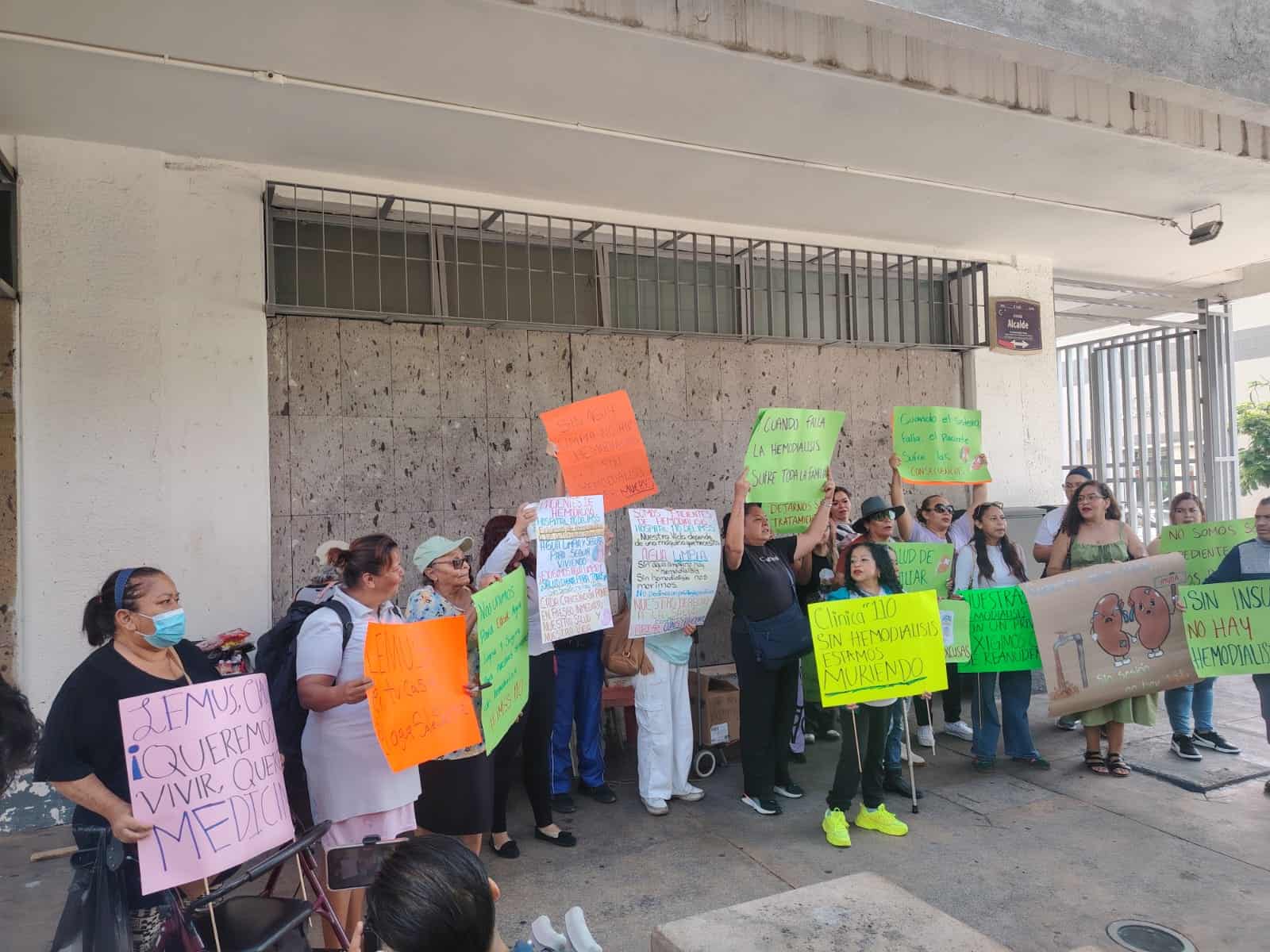 Pacientes renales exigen agua limpia para no perder sus hemodiálisis