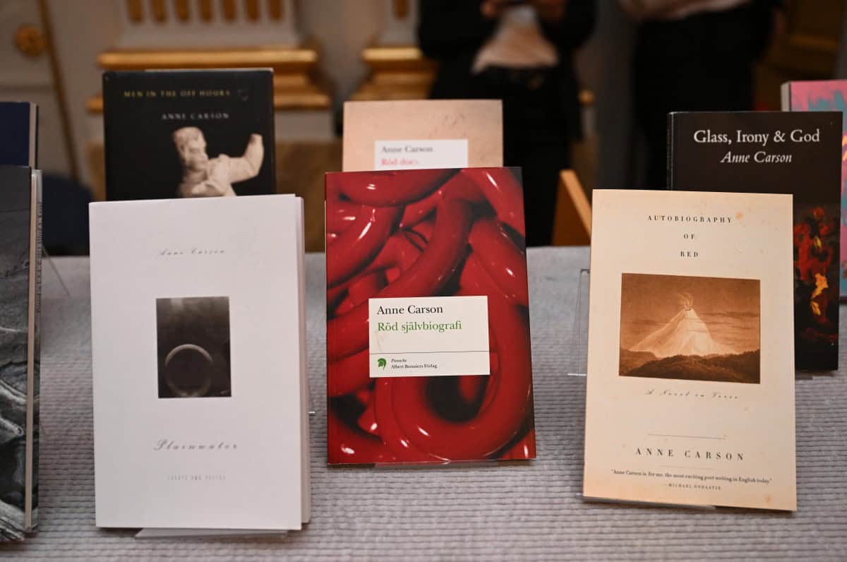 El Nobel premia la obra atrevida de la poetisa canadiense Anne Carson