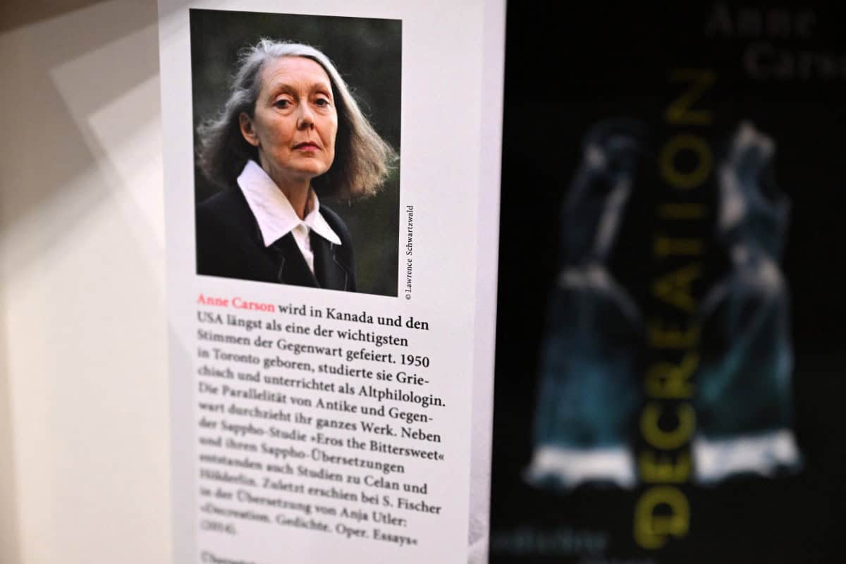 El Nobel premia la obra atrevida de la poetisa canadiense Anne Carson