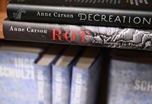 El Nobel premia la obra atrevida de la poetisa canadiense Anne Carson El Nobel premia la obra atrevida de la poetisa canadiense Anne Carson