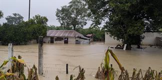 La tormenta tropical Simón y el huracán Isaías amenazan con fuertes lluvias a México La tormenta tropical Simón y el huracán Isaías amenazan con fuertes lluvias a México