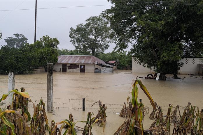 La tormenta tropical Simón y el huracán Isaías amenazan con fuertes lluvias a México La tormenta tropical Simón y el huracán Isaías amenazan con fuertes lluvias a México