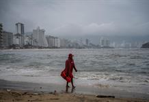 Semar y CNPC cierran puertos por tormenta Simón en Michoacán y Guerrero