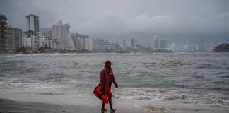 Semar y CNPC cierran puertos por tormenta Simón en Michoacán y Guerrero Semar y CNPC cierran puertos por tormenta Simón en Michoacán y Guerrero