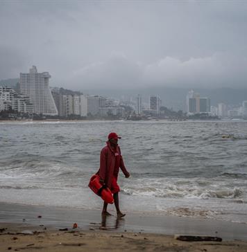 Semar y CNPC cierran puertos por tormenta Simón en Michoacán y Guerrero Semar y CNPC cierran puertos por tormenta Simón en Michoacán y Guerrero