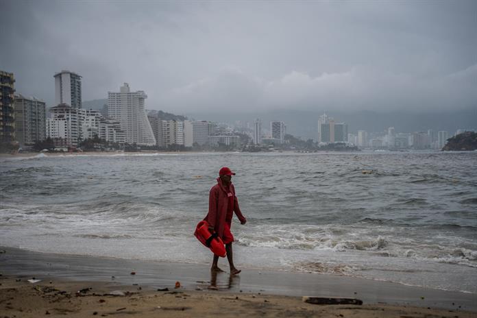 Semar y CNPC cierran puertos por tormenta Simón en Michoacán y Guerrero Semar y CNPC cierran puertos por tormenta Simón en Michoacán y Guerrero