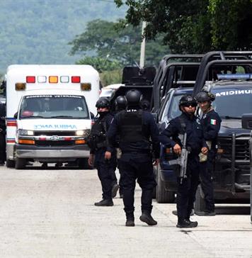 SSPC y Marina detienen a 10 presuntos delincuentes en Michoacán SSPC y Marina detienen a 10 presuntos delincuentes en Michoacán