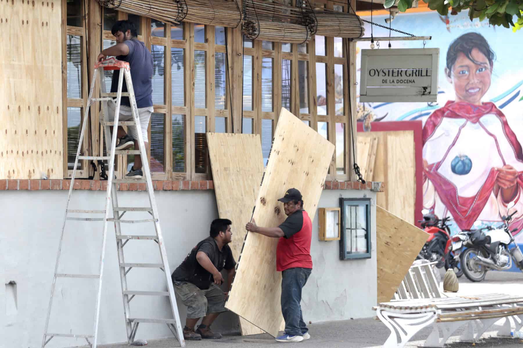 Simón dice: todo va a estar bien: pintada se viraliza ante el impacto de ciclón en Puerto Vallarta
