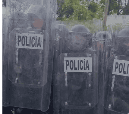 Policías usan gases y chorros de agua para dispersar marcha por agua limpia; reportan detenidos Policías usan gases y chorros de agua para dispersar marcha por agua limpia; reportan detenidos
