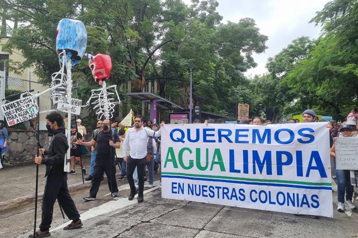 Con consignas contra el SIAPA, marchan por agua limpia en Guadalajara Con consignas contra el SIAPA, marchan por agua limpia en Guadalajara