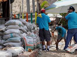 Protección Civil informa cambio de trayectoria del huracán Simón frente a Jalisco Protección Civil informa cambio de trayectoria del huracán Simón frente a Jalisco