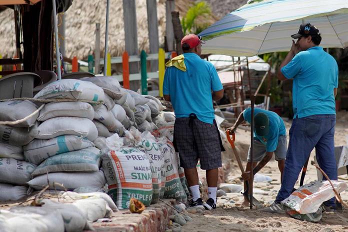Protección Civil informa cambio de trayectoria del huracán Simón frente a Jalisco Protección Civil informa cambio de trayectoria del huracán Simón frente a Jalisco