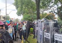 Policías usan gases y chorros de agua para dispersar marcha por agua limpia; reportan detenidos