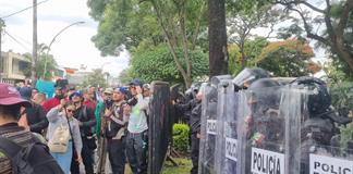 Policías usan gases y chorros de agua para dispersar marcha por agua limpia; reportan detenidos Policías usan gases y chorros de agua para dispersar marcha por agua limpia; reportan detenidos