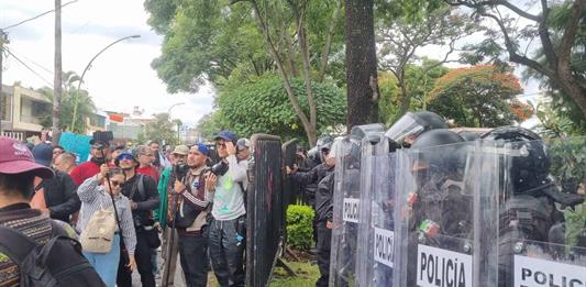 Policías usan gases y chorros de agua para dispersar marcha por agua limpia; reportan detenidos