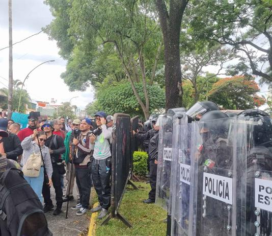 Policías usan gases y chorros de agua para dispersar marcha por agua limpia; reportan detenidos Policías usan gases y chorros de agua para dispersar marcha por agua limpia; reportan detenidos